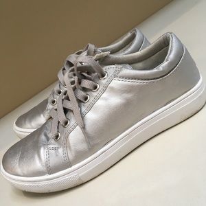 3/$10 ✨ Silver sneakers 👟
